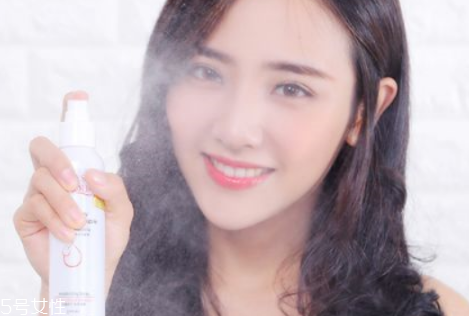 用了定妝噴霧還要用散粉嗎 搭配使用效果更佳 用了定妝噴霧還要用散粉嗎 搭配使用效果更佳