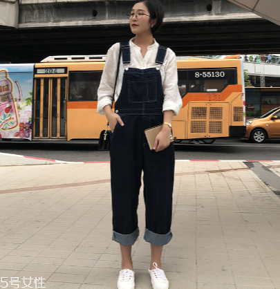 牛仔背帶褲怎么搭配 減齡又時(shí)尚 牛仔背帶褲怎么搭配 減齡又時(shí)尚