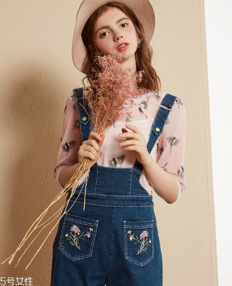 牛仔背帶褲怎么搭配 減齡又時(shí)尚 牛仔背帶褲怎么搭配 減齡又時(shí)尚