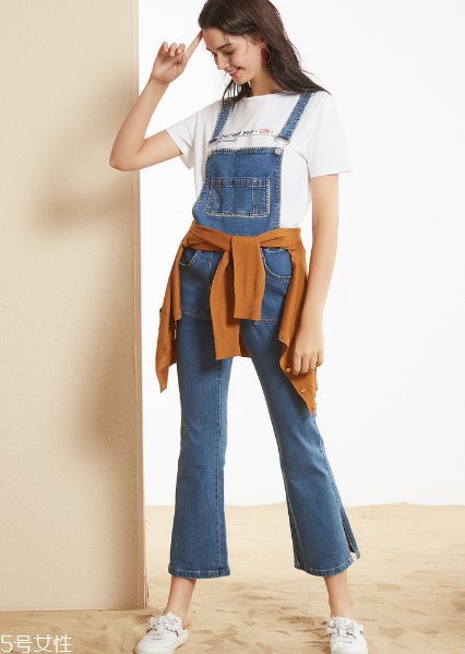 牛仔背帶褲怎么搭配 減齡又時(shí)尚 牛仔背帶褲怎么搭配 減齡又時(shí)尚