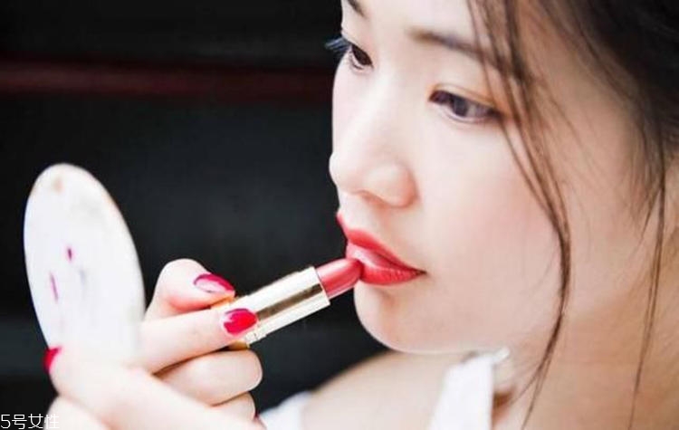 夏天補(bǔ)妝的正確步驟 讓斑駁妝容快速恢復(fù) 夏天補(bǔ)妝的正確步驟 讓斑駁妝容快速恢復(fù)