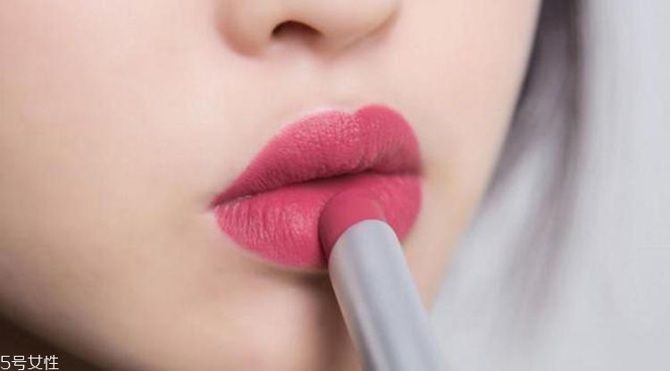 夏天補(bǔ)妝的正確步驟 讓斑駁妝容快速恢復(fù) 夏天補(bǔ)妝的正確步驟 讓斑駁妝容快速恢復(fù)