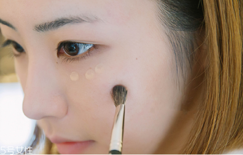 底妝怎么畫(huà)更顯清透不脫妝 夏日最強(qiáng)底妝畫(huà)法