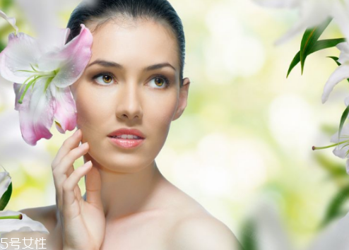 先涂隔離還是粉底液 粉底液和隔離霜區(qū)別 先涂隔離還是粉底液 粉底液和隔離霜區(qū)別