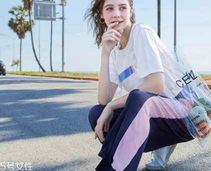 上身胖穿什么闊腿褲 讓你走路帶風(fēng) 上身胖穿什么闊腿褲 讓你走路帶風(fēng)