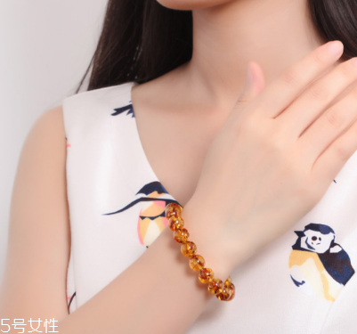 琥珀手鏈真假鑒定 這幾招要學(xué)會 琥珀手鏈真假鑒定 這幾招要學(xué)會