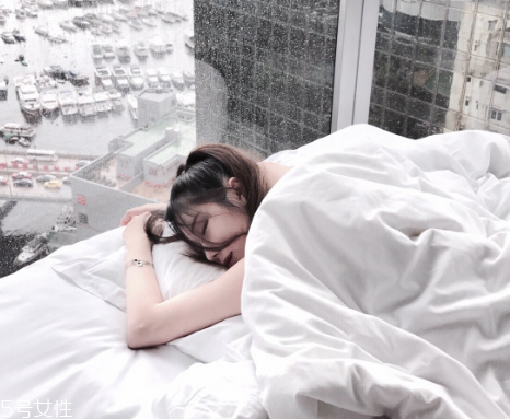 羽絨被可以用來鋪床嗎 會(huì)影響蓬松度 羽絨被可以用來鋪床嗎 會(huì)影響蓬松度