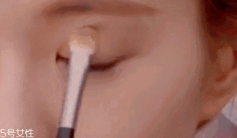 液體眼影和眼影粉哪個好 干濕眼影大pk 液體眼影和眼影粉哪個好 干濕眼影大pk