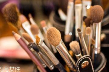 粉底刷用什么毛好 人造毛更合適 粉底刷用什么毛好 人造毛更合適