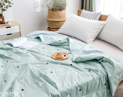蠶絲被冬天蓋暖和嗎 保暖又輕便 蠶絲被冬天蓋暖和嗎 保暖又輕便