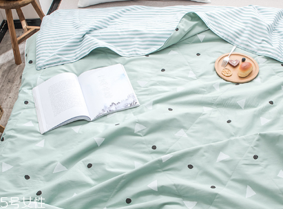 蠶絲被冬天蓋暖和嗎 保暖又輕便 蠶絲被冬天蓋暖和嗎 保暖又輕便