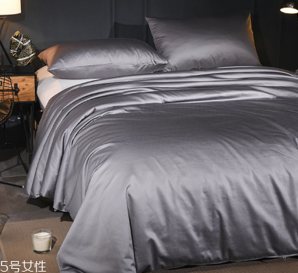 蠶絲被夏天蓋熱嗎 選擇合適的厚薄 蠶絲被夏天蓋熱嗎 選擇合適的厚薄