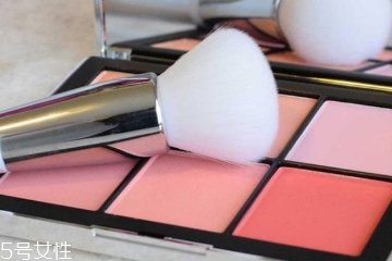 粉質腮紅適合什么皮膚 干皮用了容易卡粉浮粉