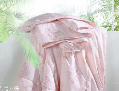 夏涼被可以用洗衣機(jī)洗嗎 根據(jù)材質(zhì)決定 夏涼被可以用洗衣機(jī)洗嗎 根據(jù)材質(zhì)決定