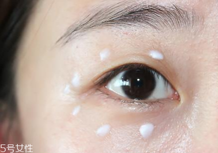 眼角細紋是什么原因 沒想到跟枕頭有關(guān)