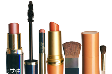 夏天化妝品要放冰箱嗎 這些化妝品不能放冰箱保存 夏天化妝品要放冰箱嗎 這些化妝品不能放冰箱保存