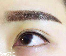 半永久美瞳線發(fā)炎怎么辦 眼膏和眼藥水備在身邊 半永久美瞳線發(fā)炎怎么辦 眼膏和眼藥水備在身邊