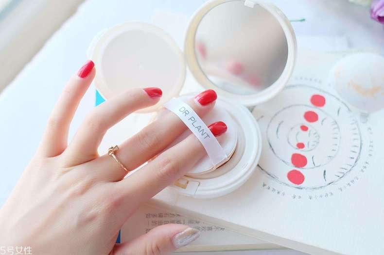 熱天怎么化妝不脫妝 原來(lái)竟不能涂精華