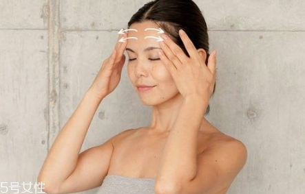 兩眉中間要涂眼霜嗎 有效預防川字紋 兩眉中間要涂眼霜嗎 有效預防川字紋