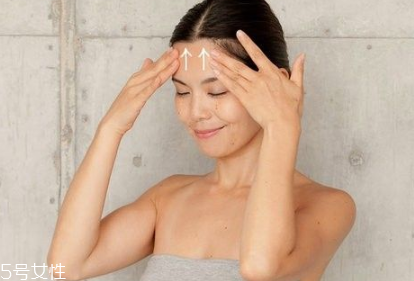 兩眉中間要涂眼霜嗎 有效預防川字紋 兩眉中間要涂眼霜嗎 有效預防川字紋