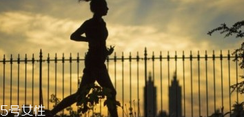 夜跑的好處和壞處 不是人人都適合 夜跑的好處和壞處 不是人人都適合