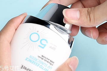 香蒲麗防曬霜怎么打開 旋轉扭開即可