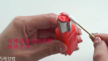 夏天怎么預(yù)防口紅斷掉 原來放口袋里會(huì)融化