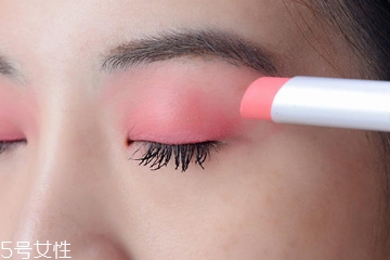 怎樣用口紅畫眼影 一定要先定妝