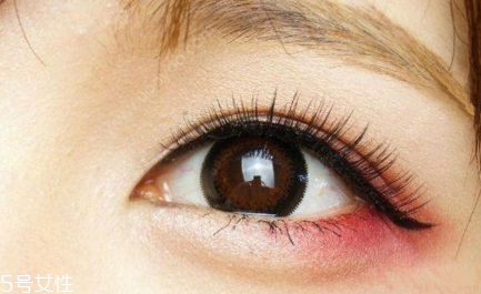 怎樣用口紅畫眼影 一定要先定妝 怎樣用口紅畫眼影 一定要先定妝