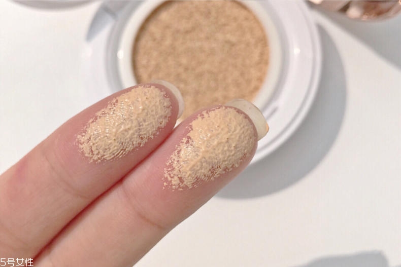 蘭蔻氣墊遮瑕效果好嗎 只能遮住紅血絲和黑眼圈 蘭蔻氣墊遮瑕效果好嗎 只能遮住紅血絲和黑眼圈