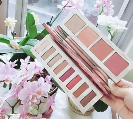 眼影打底色是什么顏色 多是較為淺淡的顏色 眼影打底色是什么顏色 多是較為淺淡的顏色