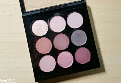 眼影打底色是什么顏色 多是較為淺淡的顏色 眼影打底色是什么顏色 多是較為淺淡的顏色