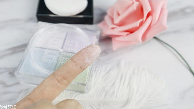 悅詩(shī)風(fēng)吟散粉和紀(jì)梵希散粉哪個(gè)好 平價(jià)散粉pk貴婦散粉