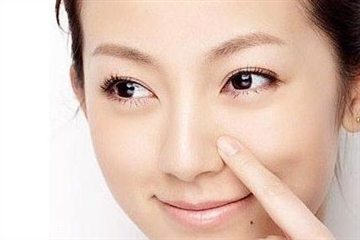 毛孔粗大是因?yàn)槿彼畣?引起毛孔粗大的原因 毛孔粗大是因?yàn)槿彼畣?引起毛孔粗大的原因