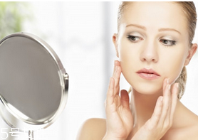 毛孔粗大是因?yàn)槿彼畣?引起毛孔粗大的原因 毛孔粗大是因?yàn)槿彼畣?引起毛孔粗大的原因