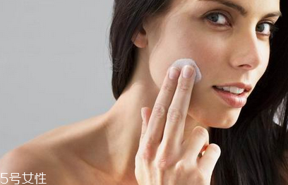油性皮膚用什么洗臉 清潔護(hù)膚要做好