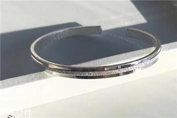 銀手鐲可以戴著睡覺嗎 會加速氧化 銀手鐲可以戴著睡覺嗎 會加速氧化