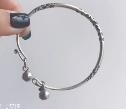 銀手鐲怎么辨別真假 一定要學會的技巧 銀手鐲怎么辨別真假 一定要學會的技巧