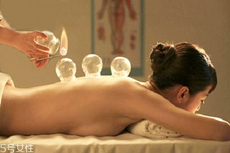 中醫(yī)拔火罐治療法需要注意的常識和要點 中醫(yī)拔火罐治療法需要注意的常識和要點