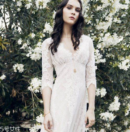 敬酒服可以穿白色嗎 看婚禮風(fēng)格 敬酒服可以穿白色嗎 看婚禮風(fēng)格