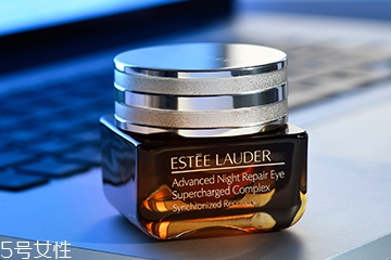 雅詩蘭黛抗藍(lán)光眼霜怎么用 定制用法修護(hù)更深入
