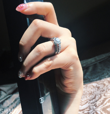 求婚戒指買一個還是一對 原來這么多講究 求婚戒指買一個還是一對 原來這么多講究