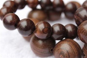 雞翅木手串有什么功效 對身體好處多 雞翅木手串有什么功效 對身體好處多