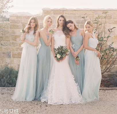 伴娘服里面穿什么內(nèi)衣 絕對(duì)不會(huì)尷尬 伴娘服里面穿什么內(nèi)衣 絕對(duì)不會(huì)尷尬