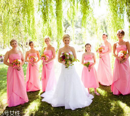 伴娘服里面穿什么內(nèi)衣 絕對(duì)不會(huì)尷尬 伴娘服里面穿什么內(nèi)衣 絕對(duì)不會(huì)尷尬