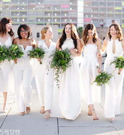 伴娘服可以是白色的嗎 款式低調(diào)即可 伴娘服可以是白色的嗎 款式低調(diào)即可