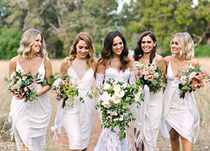 伴娘服可以是白色的嗎 款式低調(diào)即可 伴娘服可以是白色的嗎 款式低調(diào)即可