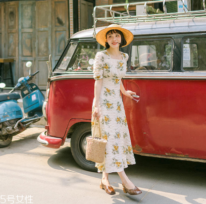 肩寬的女生夏天怎么穿 選對衣領(lǐng)才是關(guān)鍵 肩寬的女生夏天怎么穿 選對衣領(lǐng)才是關(guān)鍵