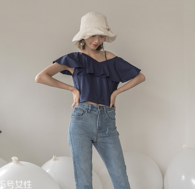 肩寬的女生夏天怎么穿 選對衣領(lǐng)才是關(guān)鍵 肩寬的女生夏天怎么穿 選對衣領(lǐng)才是關(guān)鍵