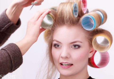 頭發(fā)怎么卷才不亂 教你怎么卷出弧度美 頭發(fā)怎么卷才不亂 教你怎么卷出弧度美